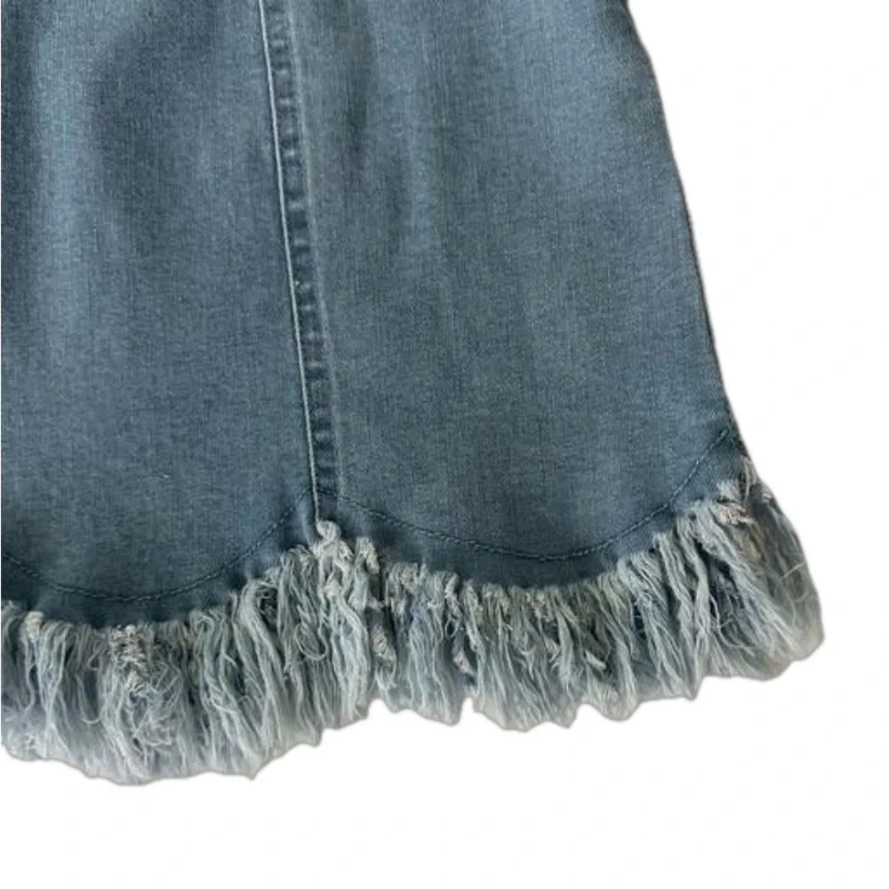 LE LIS Frayed Hem Denim Mini Skirt with Scalloped Frayed Hem - Size Small - NWOT - Picture 2 of 4